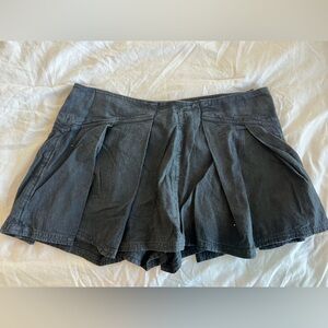 Low Waisted Stylish Black Pleated Skort